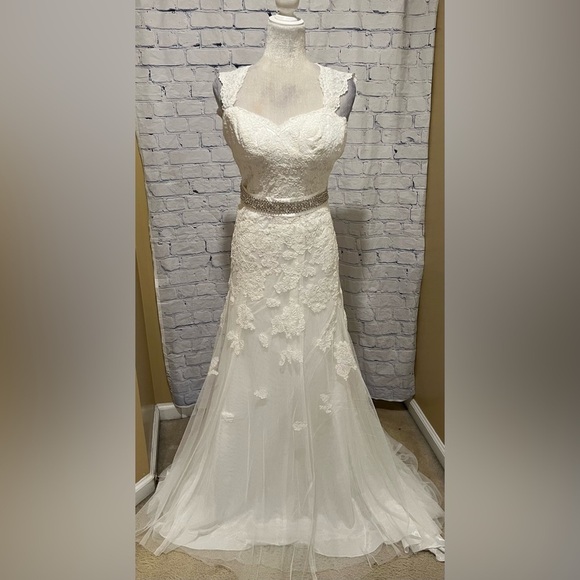 NWT David’s Bridal Ivory Cap Sleeve Lace Trumpet Wedding Dress Size 2 - $599 - Picture 1 of 15